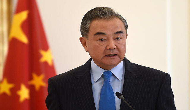 El ministro chino de Exteriores, Wang Yi, conversó por teléfono con su homólogo peruano, Oscar Maúrtua. Foto: AFP