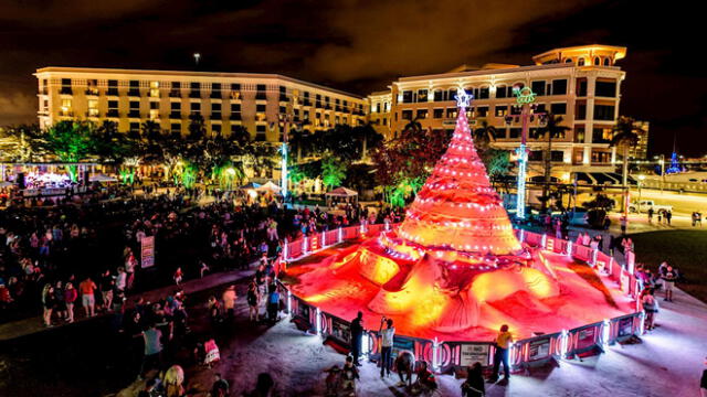 "Sandi Tree", el árbol de Navidad de 10 metros hecho de arena premiado por los lectores del diario USA Today este año como la mejor iluminación publica navideña de todo el país. Foto: EFE