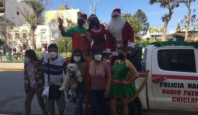 Efectivos representaron a Papá Noel y Mamá Noela. Foto: Rosa Quincho