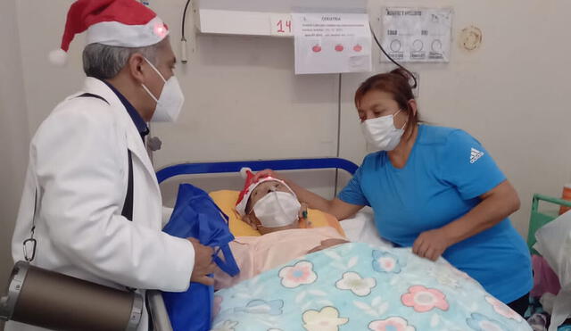 Cuando empezó a cantar, el médico generó un ambiente de alegría y tranquilidad entre los ancianos, cuyo estado anímico mejoró rápidamente. Foto: EsSalud