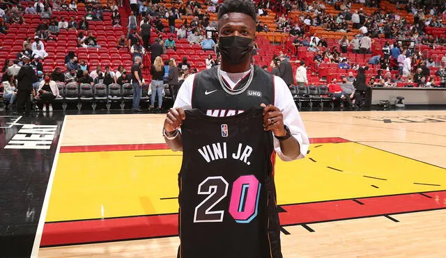 Vinicius posó con la camiseta de Miami Heat de la NBA con el mismo número que lleva en el Real Madrid. Foto: AFP