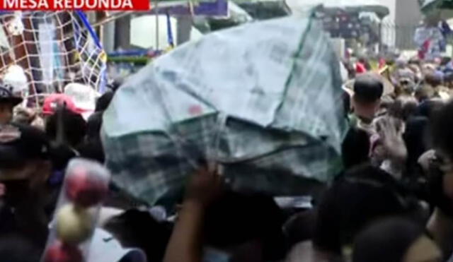 Personas tenían que levantar sus bolsas, ya que el espacio para caminar era reducido. Foto: captura Panamericana TV