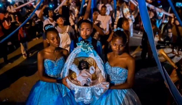 En el centro de las celebraciones se encuentra una estatua de madera de un Niño Dios negro. Foto: AFP