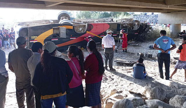 Unidad quedó con las ruedas hacia arriba. Foto: JTV Online.