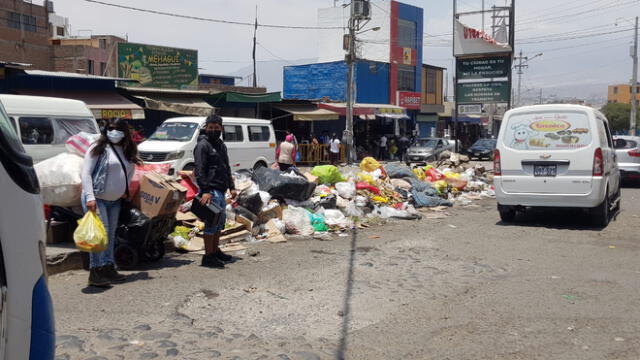 Arequipa. Cúmulos de basura en la plataforma comercial Andrés Avelino Cáceres. Foto: URPI / Wilder Pari