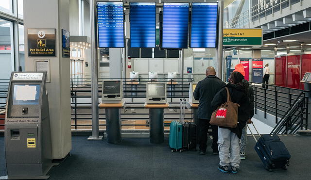 Los viajeros atraviesan la sala de salidas de la Terminal 2 del Aeropuerto Internacional John F. Kennedy. Foto: AFP