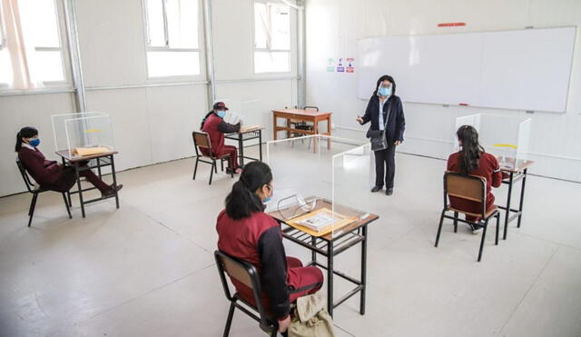 El Minedu pedirá carnet de vacunación a los profesores y personal administrativo que retorne a las aulas. Foto: Andina