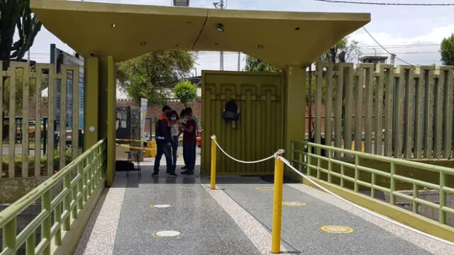 Control del carnet de vacunación y DNI en las puertas de ingreso al Terminal Terrestre sí se concreta. Foto: Wilder Pari/URPI