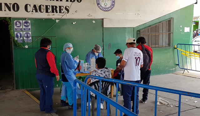 Personas acuden a vacunarse debido a que les impidieron ingresar a malls y a terminal terrestre. Foto: URPI/Wilder Pari