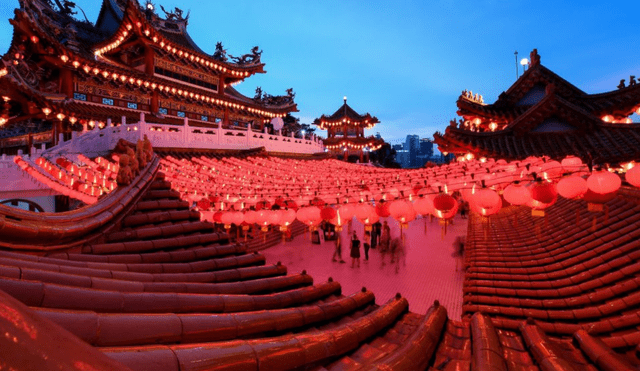 Las personas visitan los templos para recibir el Año Nuevo Chino. Foto: AFP