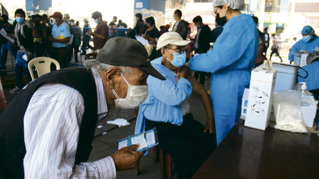 Temas por resolver. Falta de personal para vacunación, atención en centros de primer nivel y hospitales es el talón de Aquiles de Arequipa. Foto: Zintia Fernández/La República