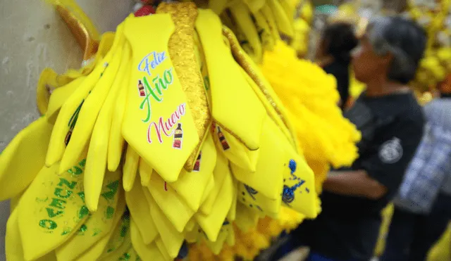 El color amarillo tiene un significado positivo, por lo que se acostumbra a usar como cábala en Año Nuevo. Foto: Jhonel Rodriguez / La República