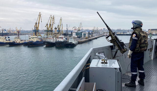 Un marine militar francés de la fragata Auvernia observa cómo la fragata sale del puerto de Constanza durante un ejercicio con el ejército rumano e italiano en las aguas del Black. Foto: AFP