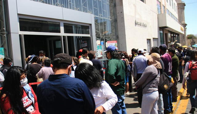 Desorden en los exteriores del Banco de la Nación para cobrar los bonos estatales. Foto: Zintia Fernández/La República