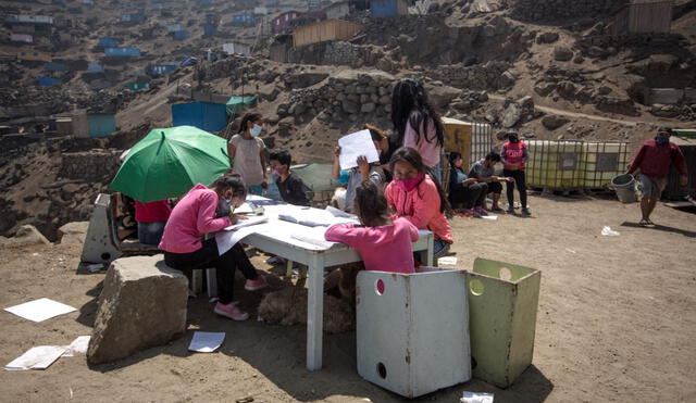 Problemas de conectividad dificultaron aprendizaje de escolares afectados por la pobreza, Foto: John Reyes/La República