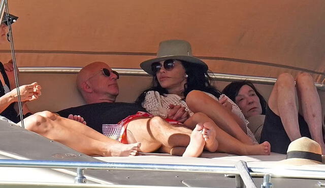 Jeff Bezos y su pareja vacacionaron en una isla del Caribe. Foto: Mega