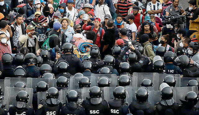 Muro discriminador. Un cordón de policías antimotines detiene la caravana de miles de migrantes sudamericanos que atraviesan México rumbo a EEUU. Foto: EFE