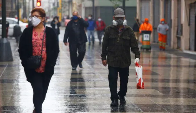 Personas tuvieron que optar por usar ropas de invierno ante el frío. Foto: La República