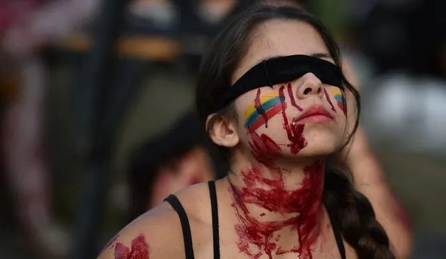 Un joven pintada durante las protestas antigubernamentales en Cali, Colombia. Foto: AFP