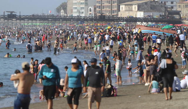 El último sábado 25 de diciembre se reportó gran afluencia de público en la playa de Pimentel. Foto: Clinton Medina La República.