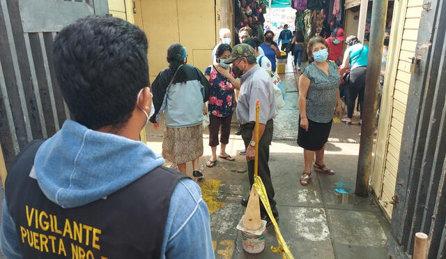 Las exigencias para ingresar a espacios cerrados por la COVID-19 consiste en llevar puesta doble mascarilla (o una N95) y presentar el carné de vacunación. Foto: Clinton Medina.