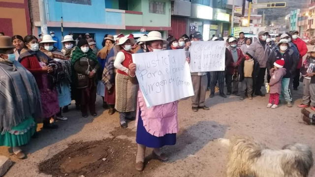 Puno. Ciudadanos exigen justicia para que los investigados sean procesados por sus presuntos delitos. Foto: Huancané Informa