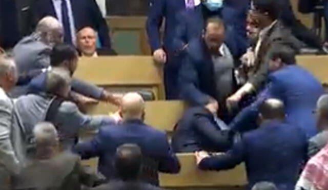 “Hubo una pelea a gritos que se convirtió en una pelea a puñetazos entre varios diputados", dijo Khalil Atiyeh, miembro del Parlamento. Foto: captura video