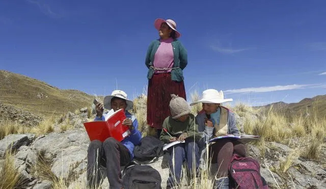 Carencia. Estudiantes buscaron conectividad con celulares y tablets en los cerros. Foto: La República