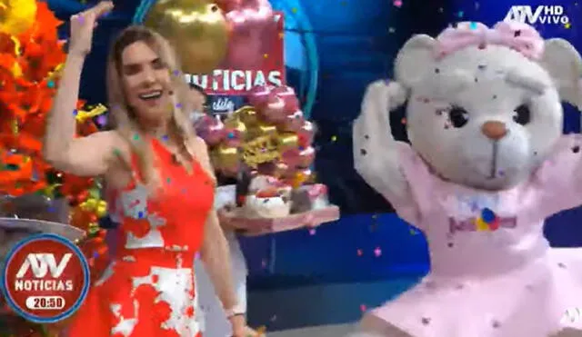 Juliana Oxenford recibe orgullosa sus 43 años en ATV Noticias al estilo Juliana. Foto: captura de ATV