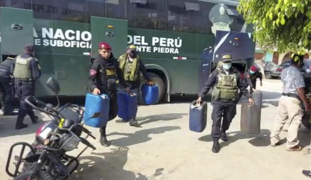 Policía incautó galones del combustible presuntamente sustraídos. Foto: captura de video/Áncash Noticias.