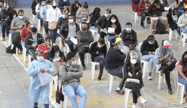 Debe volver a su centro de vacunación para solicitar la réplica de su carné de vacunación. Foto: La República