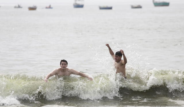 Algunos ciudadanos entraron al mar para disfrutar del calor. Foto: Gerardo Marín / La República