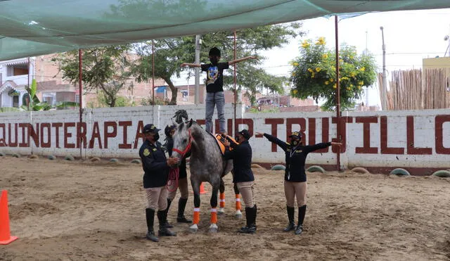 Los niños rápidamente hacen vínculos de afectividad con los caballos. Foto: PNP