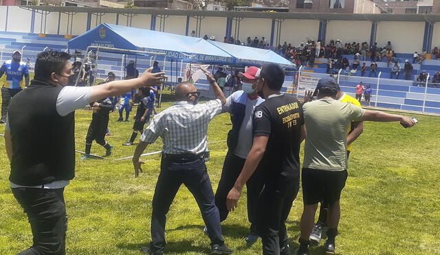 Padres de familia ingresaron hasta el campo de juego. Foto: Golkids