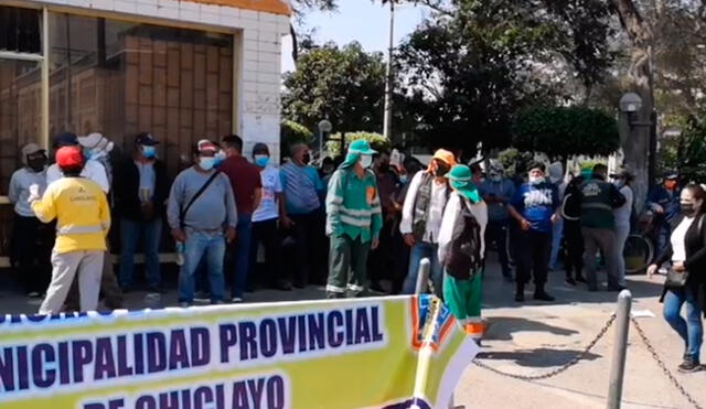 Cientos de trabajadores llegaron hasta la ex-Mutual. Foto: captura/TVI