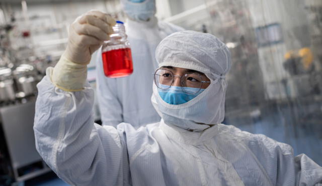 La aparición de ómicron generó preocupación por su gran cantidad de mutaciones que le permiten evadir los anticuerpos de los vacunados y recuperados. Foto: Nicolas Asfouri / AFP