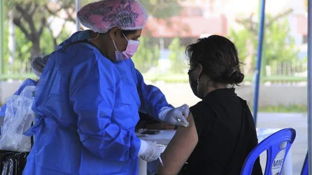 La Gerencia de Salud anunció que en algunos centros el proceso de vacunación de este jueves se iba a extender hasta las 10.00 p.m. Foto: Zintia Fernández/La República