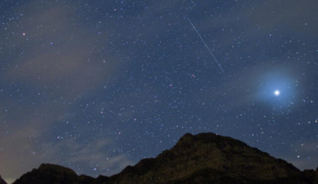 Una estrella fugaz pasa como un haz por el cielo nocturno. Foto: EFE / Alessandro Della Bella