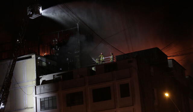 Incendio fue confinado al promediar las 11.00 p. m. del 30 de diciembre. Foto: Gerardo Marín