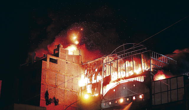 Siniestro. Fuego consumió un almacén entre los jirones Andahuaylas y Puno, en el Centro de Lima. Foto: Andina
