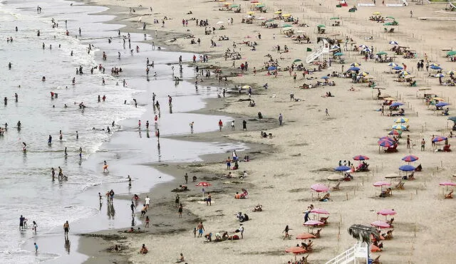 Restricción. Familias aprovechan de feriados largos para visitar playas como Agua Dulce. Foto: Gerardo Marín/ La República