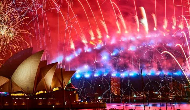 Los fuegos artificiales de Nochevieja estallan sobre el icónico Harbour Bridge y la Ópera (Izq) de Sydney durante el espectáculo de fuegos artificiales el 1 de enero de 2022. Foto: AFP