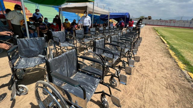 Casi 50 sillas de ruedas entregaron a personas con discapacidad en Olmos. Foto: Municipalidad de Olmos