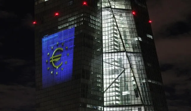 La torre del edificio principal del Banco Central Europeo (BCE) muestra el símbolo del euro iluminado en Frankfurt, Alemania. Foto: AFP