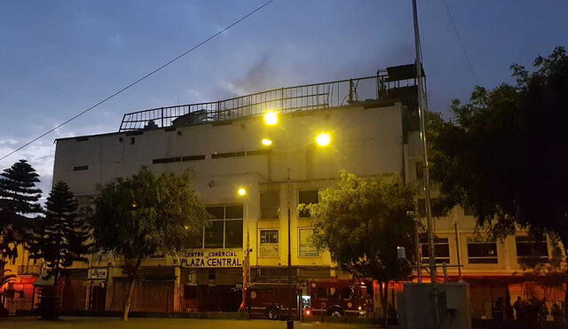 Las llamas se reavivaron en el edificio de Jirón Andahuaylas Foto: Grace Mora/URPI-LR