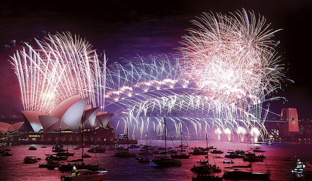 La ciudad australiana de Sídney fue una de las primeras en celebrar el nuevo año, y lo hizo con su acostumbrado juego de pirotecnia. Foto: AFP