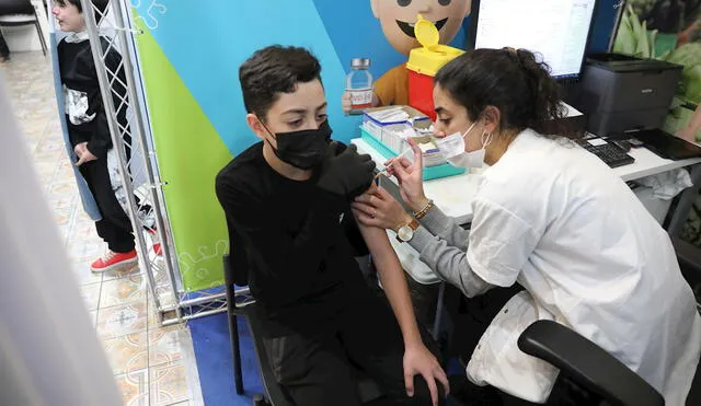 Aplicación de dosis de vacuna a niños en Israel. Foto: EFE