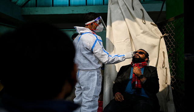 La variante ómicron de coronavirus ha cambiado la posición de los gobiernos ante la pandemia. Foto: AFP