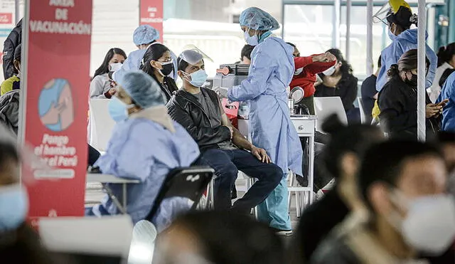 A usar el escudo. Los especialistas en el mundo ven con aliento que la COVID-19 sea más contagioso, pero menos letal en los casos de ómicron que están vacunados. Foto: John Reyes / La República