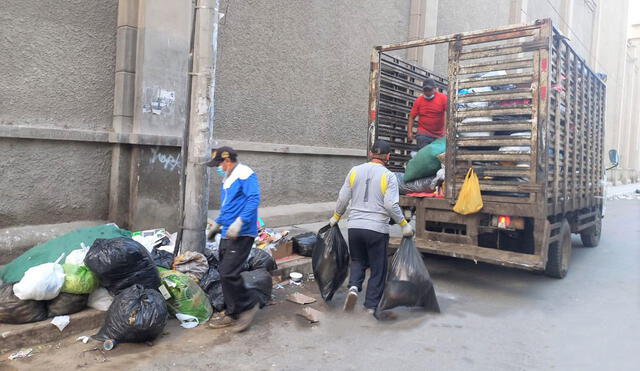 Se destacó la labor de personal edil en el recojo de residuos sólidos. Foto: MPCh